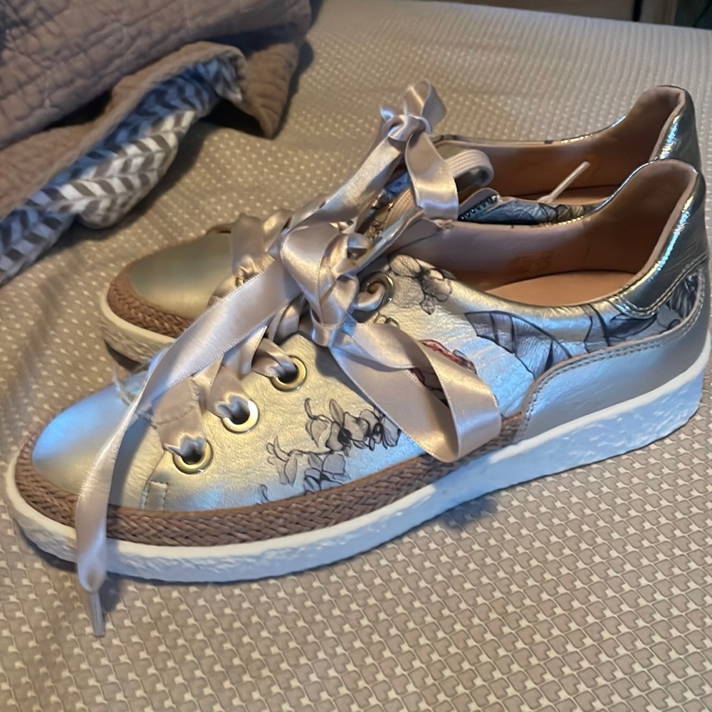 Soft waves arch support brand new women’s sneakers size 38 European